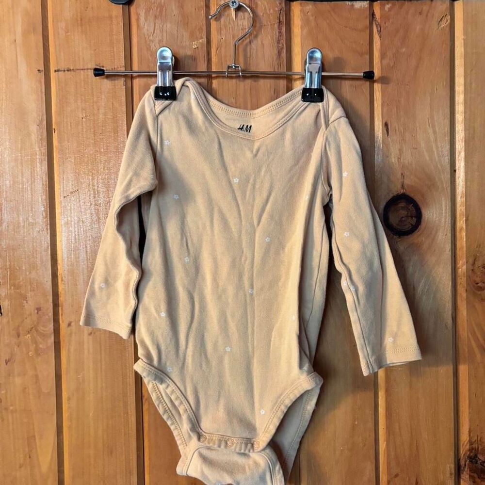 H&M Baby Tan and Cream body suit